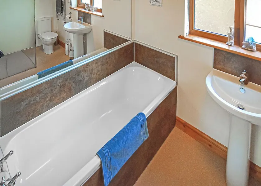 Spacious lodge with one double and one twin. - Image 1