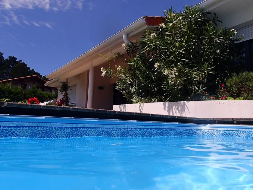 ARCHITECT-DESIGNED HOUSE, QUIET LOCATION, 2 KMS FROM BEACHES, UNSECURED SWIMMING POOL - Image 1