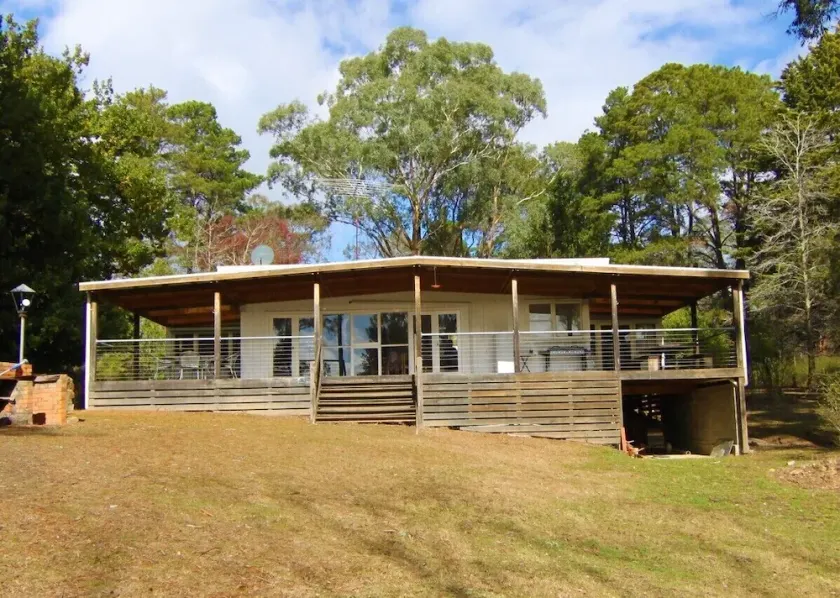 Private & tranquil waterfront house & property in Eildon's exclusive Taylor Bay - Image 1