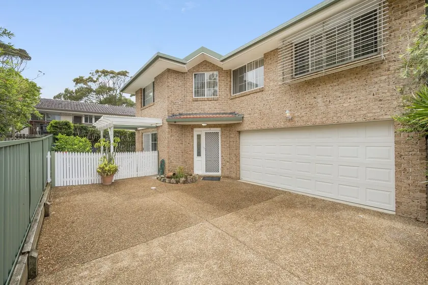 3/54 Owen Street, Large Townhouse In Great Location - Image 1