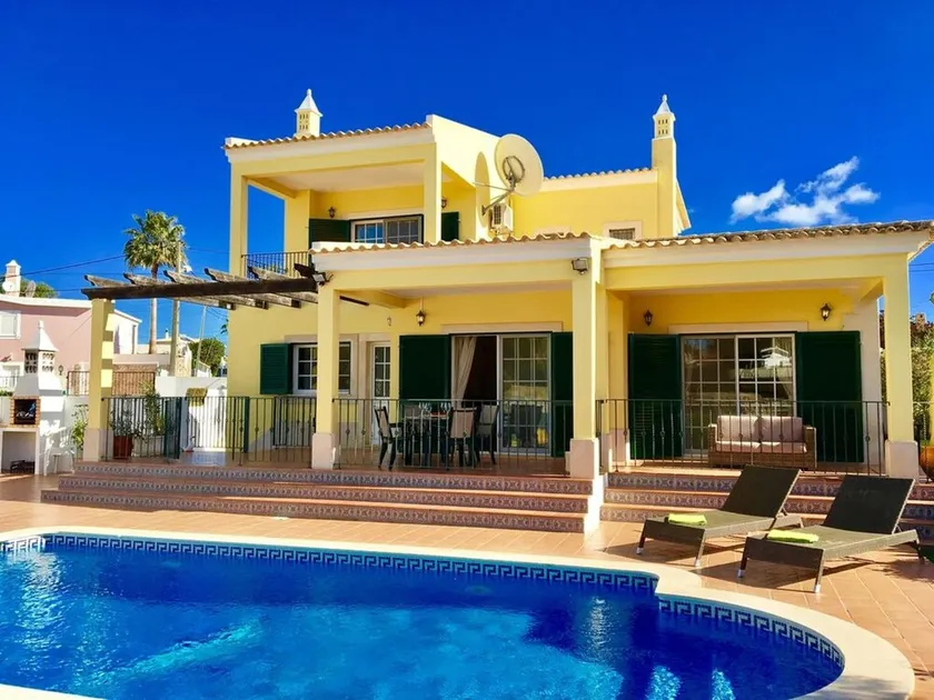 Casa Estombar -  Esta moradia familiar muito bem localizada, com três quartos, está localizada na pe - Image 1