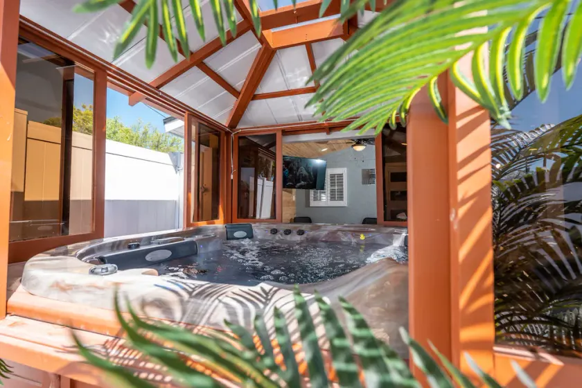 Lovely 2-bedroom loft with hot tub. - Image 1
