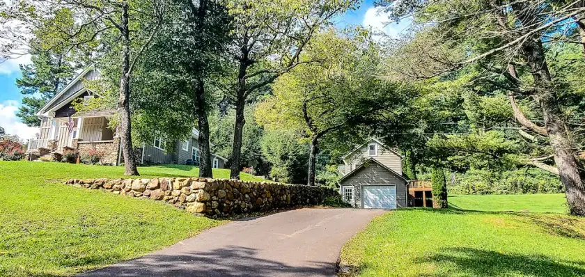Cozy Studio Cottage - Walk to Downtown West Jefferson, Fire Pit & Fast WiFi - Image 1