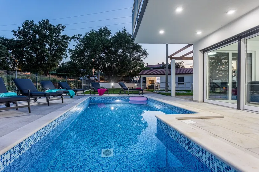 Villa Jelena | 4-Sterne-Villa mit beheiztem Pool, Privatsphäre & Grillhaus - Image 1