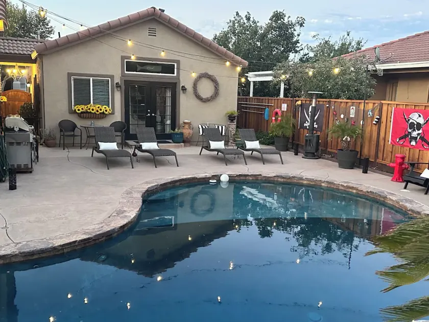 California themed 1 bedroom 1 bath, fully furnished cottage with private entry.  - Image 1