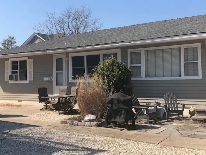 Fantastisk beliggenhed.  Denne duplex med ranchstil har to soveværelser og et bad.  Aircondition i vinduet og dejlig gårdhave med gasgrill, bord og stole.  Fra gaden parkering.   Bare en kort gåtur til stranden og alt hvad Stone Harbor har at byde på! ... - Image 1