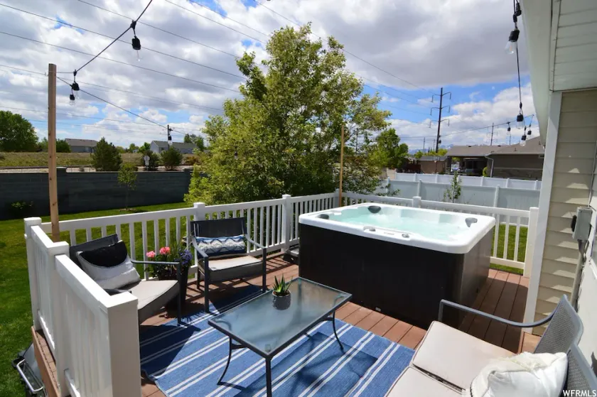 Amazing 3 Bedrooms / 2 Bathrooms home with PRIVATE HOT TUB!!! - Image 1