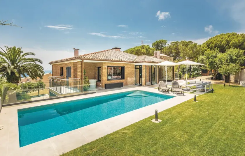 Beach front home in Alella - Image 1