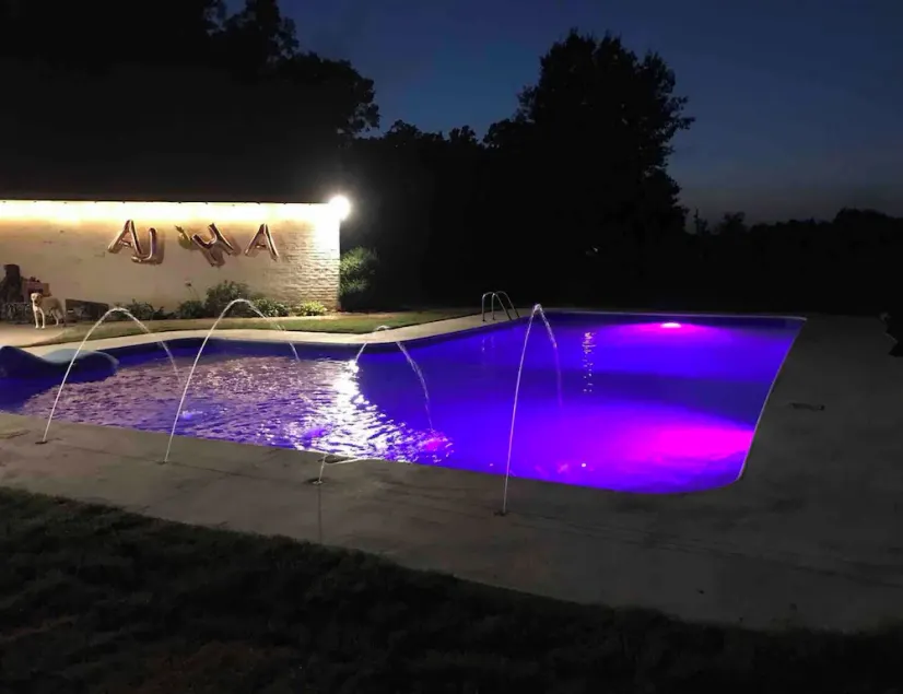Modern Farmhouse on 6 acres, 7 bedrooms, with a pool. - Image 1