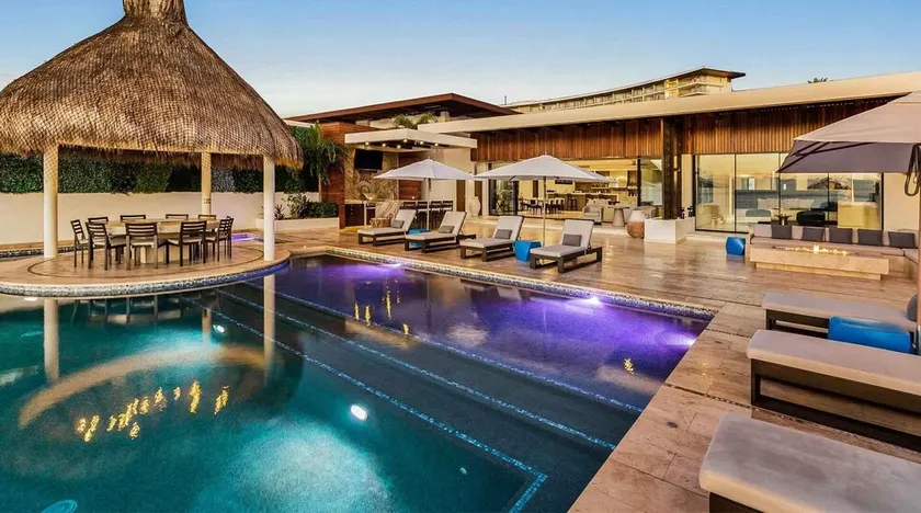 Villa ultra exclusive en bord de mer avec piscine à débordement et bain à remous. À quelques pas du sable - Image 1