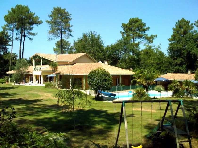 Large luxury villa in the middle of the forest, heated swimming pool, quiet garden. - Image 1