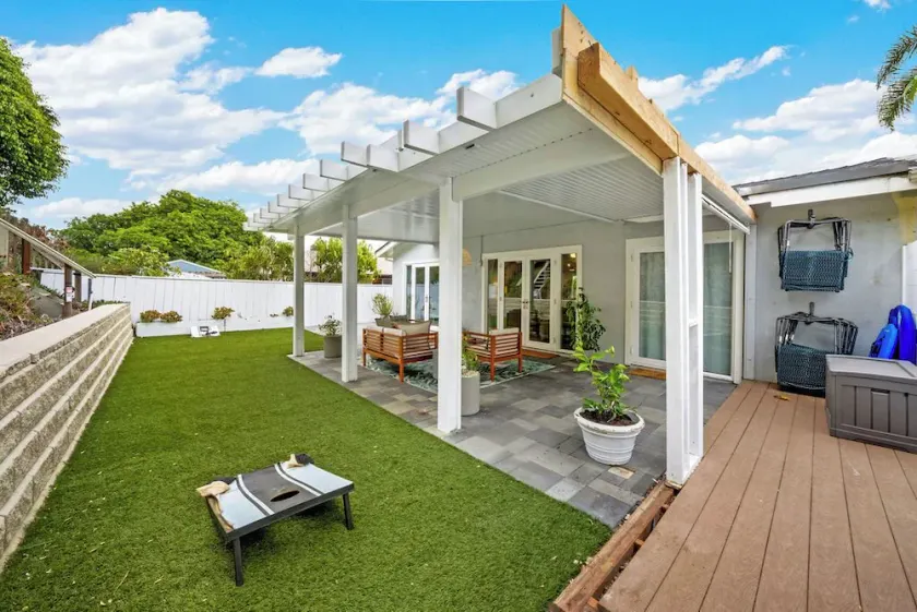 Colorful & Comfy Gem Close to Beach - Yard - Pkg - Image 1