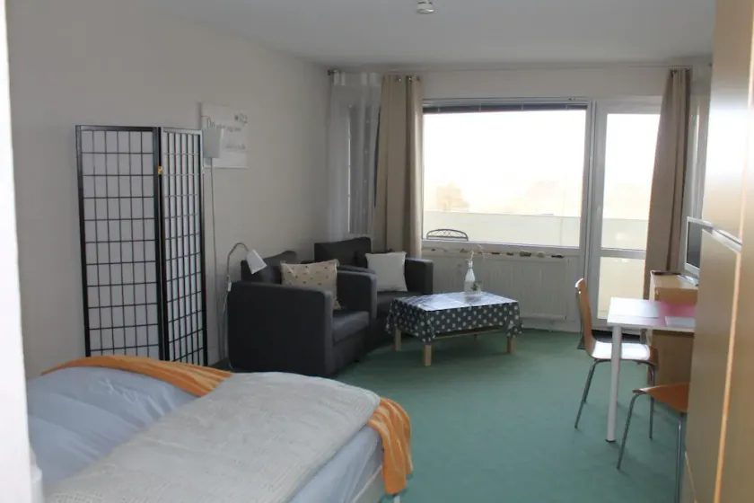 This 30 m&sup2; vacation apartment (west-facing) is located on the 6th floor of the Kiel building. A double bed and two sleeper chairs can accommodate up to 4 people. . <br><br>The built-in kitchen is fully equipped for self-catering. The cozy one. - Image 1