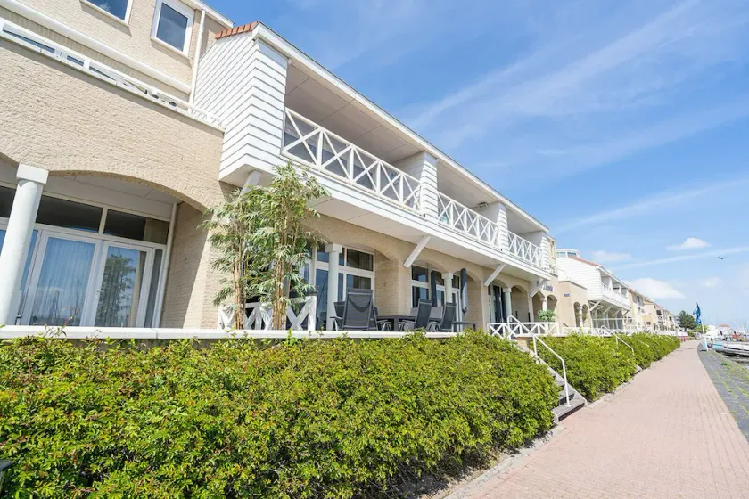 Luxury flat overlooking the marina for 10 people. - Image 1