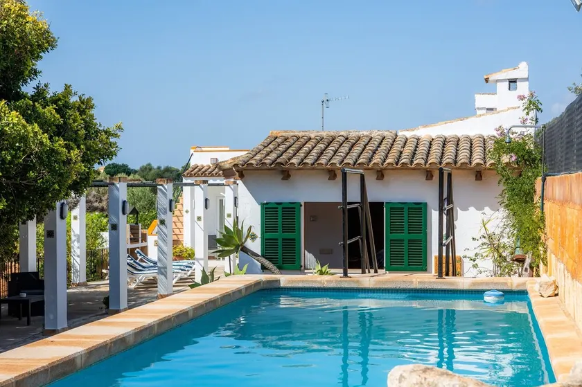 Maison de campagne \"Sa Casa Des Pintor Miquel Vives 213\" avec piscine privée, 2 terrasses et Wi-Fi - Image 1