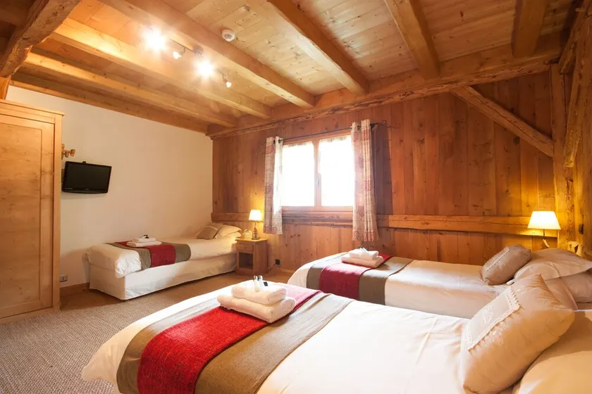 Alpine Chalet with Hot tub and Sauna sleeps up to 14, all en suite - Image 1