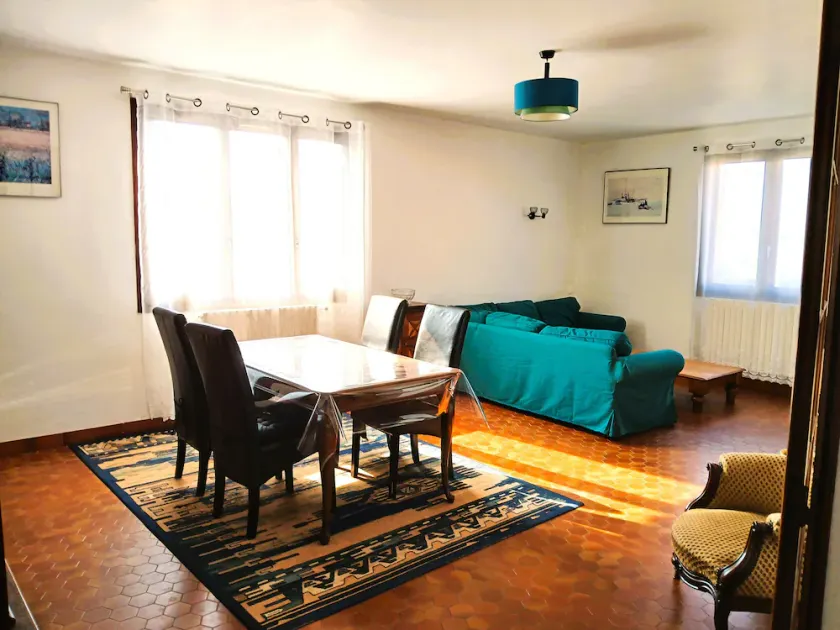 Large apartment near the center, swimming pool and leisure center - Image 1