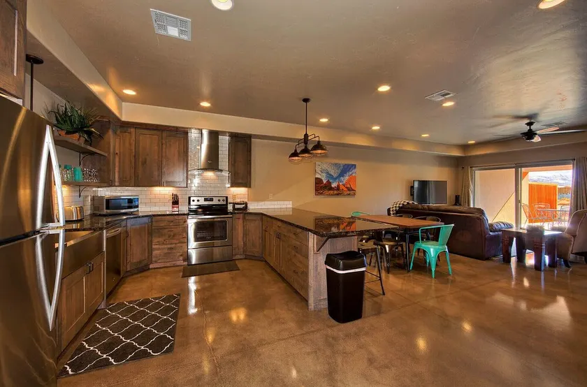 Luxurious 3 bedroom, 2 bathroom townhome. Sleeps 7, panormic views of red rocks. - Image 1