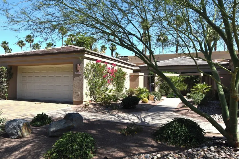 Palm Valley CC Remodeled beauty, 2b 2ba on 6th fairway w/golf cart, club access. - Image 1