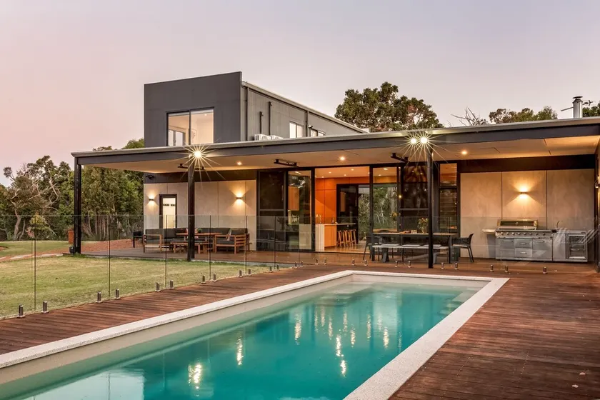 STYLISH & LUXE CONTEMPORARY ESCAPE SURROUNDED BY GORGEOUS NATURAL BUSHLAND - Image 1