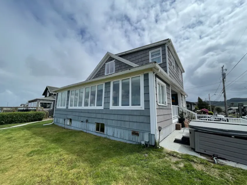 Seaside Beachfront Home on Prom - Image 1
