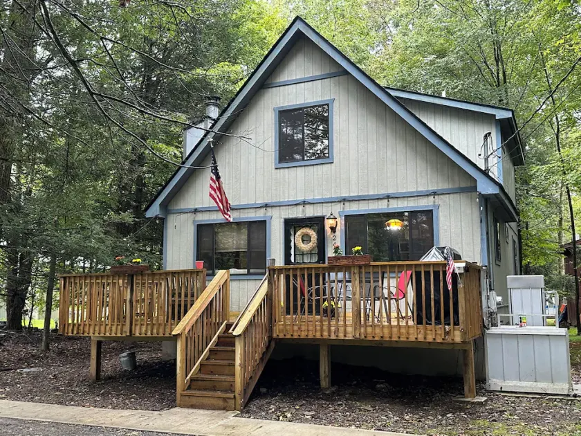 Bali's Cottage - Wallenpaupack Lake Estates - Pools, Fireplace, Fire Pit, Marina - Image 1
