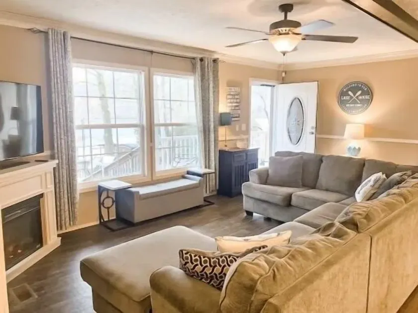 Beautiful Waterfront 3 Bed/2 bath Hideaway. GREAT FLAT YARD! - Image 1