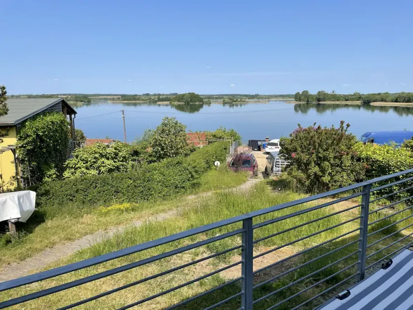 Bungalow by the lake - Image 1