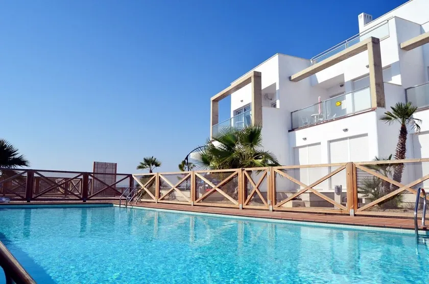 Appartement au 1er étage avec vue sur la mer, wifi gratuit, piscine communautaire. - Image 1