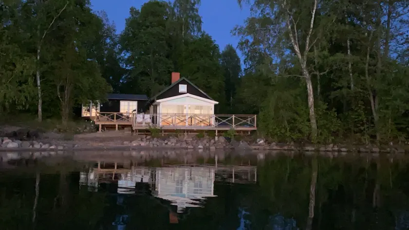 Cabin directly by the lake with its own bathing area - Image 1
