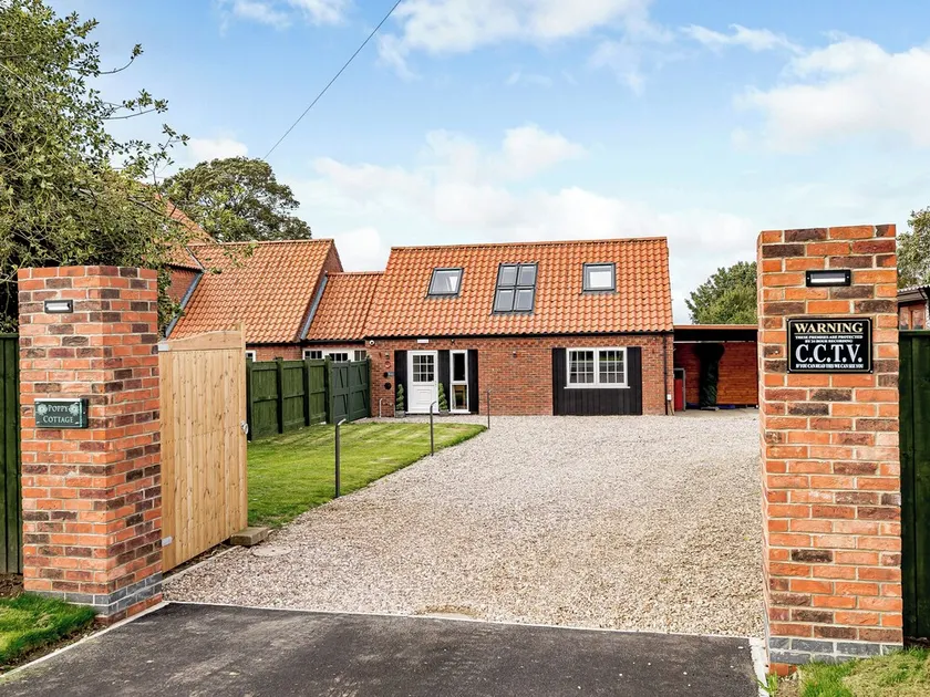 Enjoying a rural location and beautiful far-reaching views. - Image 1