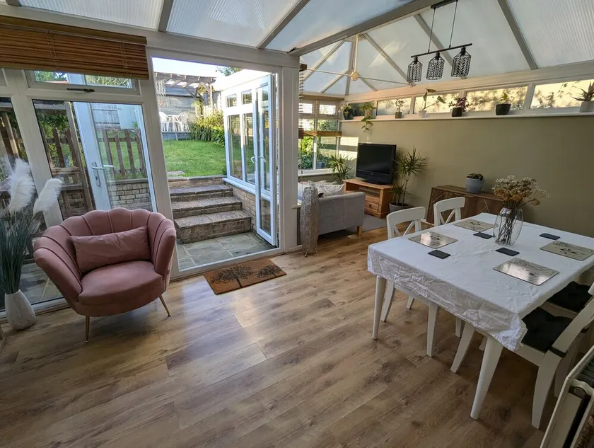 Modern 3B Eastbourne Retreat: Tranquil & Cozy Stay - Image 1