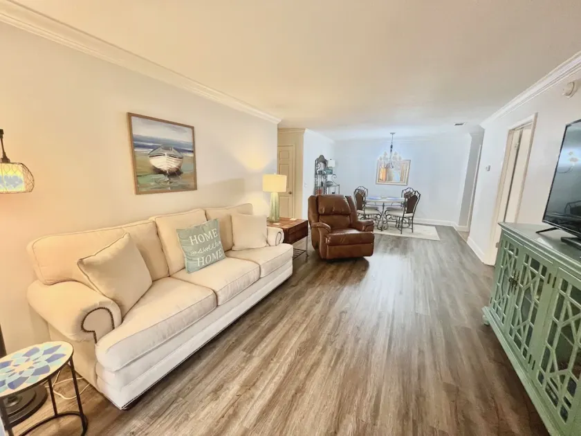 Gated condo near beaches, shops and dining - Image 1