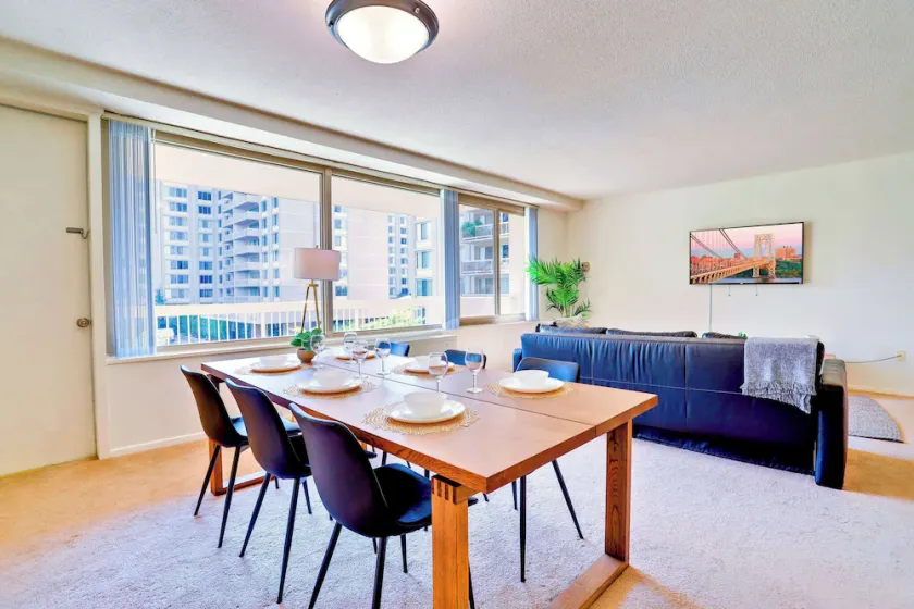 Modern Apt W Business Space & Gym - Image 1