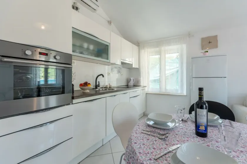 Apartamento para dos personas con balcón y vista al mar Pucisca, Brac (A-15381-a) - Image 1