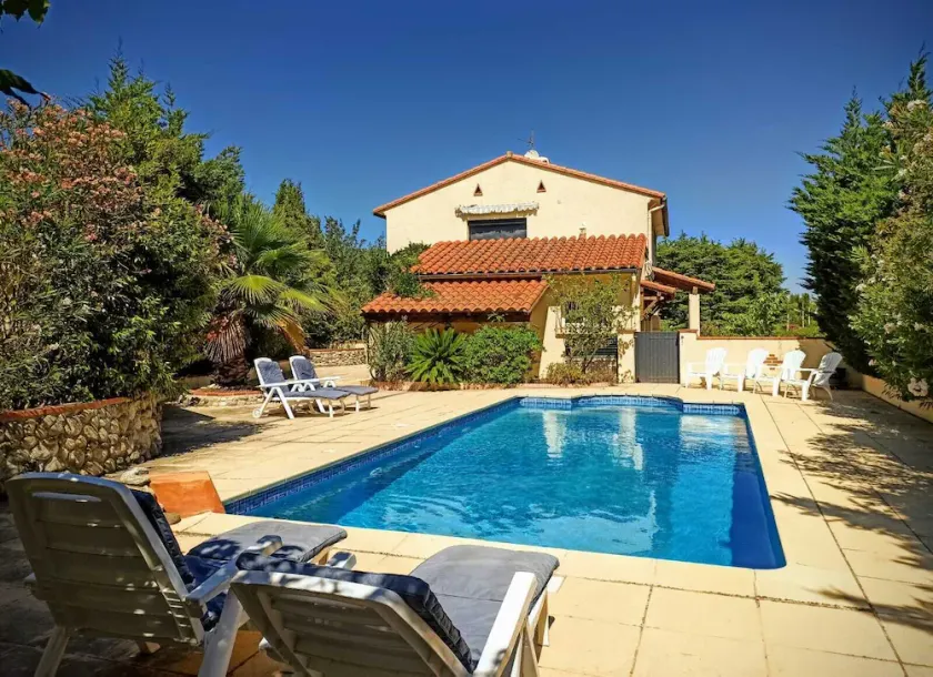 BESONDERE!!Juli-August / 1. Stock Wohnung in freistehender Villa mit großem privatem Pool - Image 1
