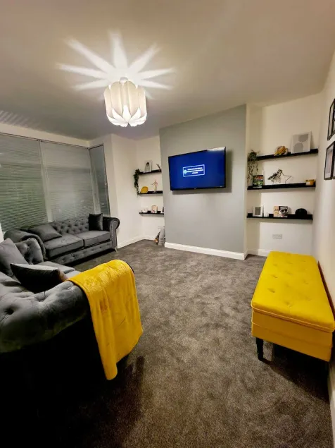 Less than 1 mile from City centre and racecourse. Pet friendly. - Image 1