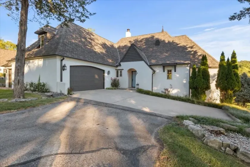 Enjoy views of Old Kinderhook 14th green, in 4 bedroom king bed - 6 bath home - Image 1