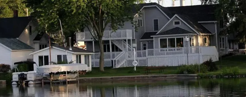 4 Schlafzimmer Lake House mit geräumiger Terrasse zum Entspannen und Blick auf den See - Image 1