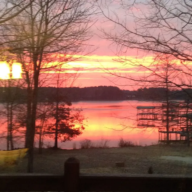 Smukke Lakefront Getaway - Image 1