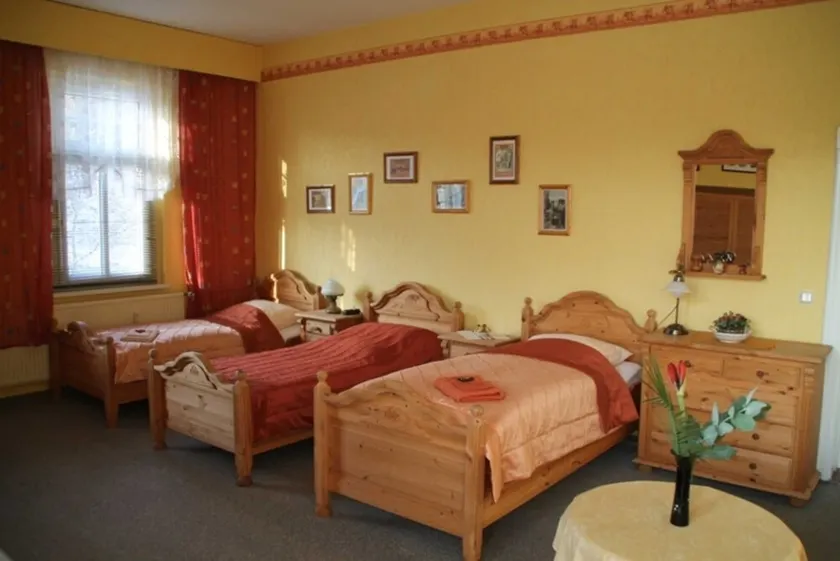 Dormitory Room - Yellow Room - Pension Villa Martha - Image 1