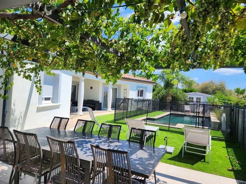 Villa with heated, secure swimming pool, 10 minutes from the beach - Image 1