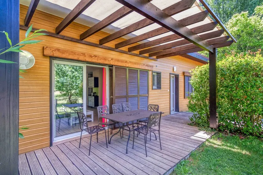 Comfortable single-storey chalet with swimming pool, garden, terrace and parking. - Image 1