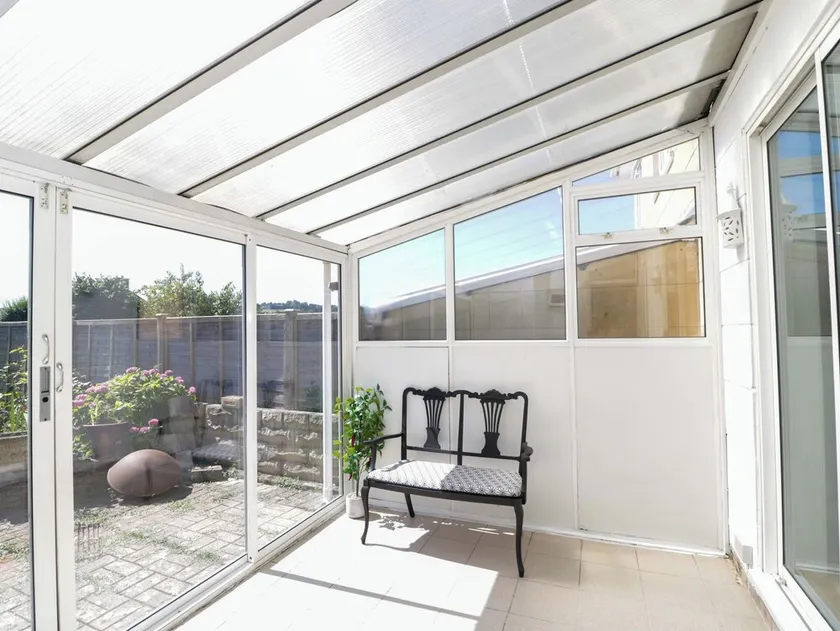 6 Newbridge Gardens - Image 1