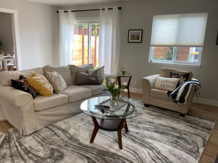 Luxurious 2 bed/2 bath, EV charger, comfortable, convenient location. - Image 1