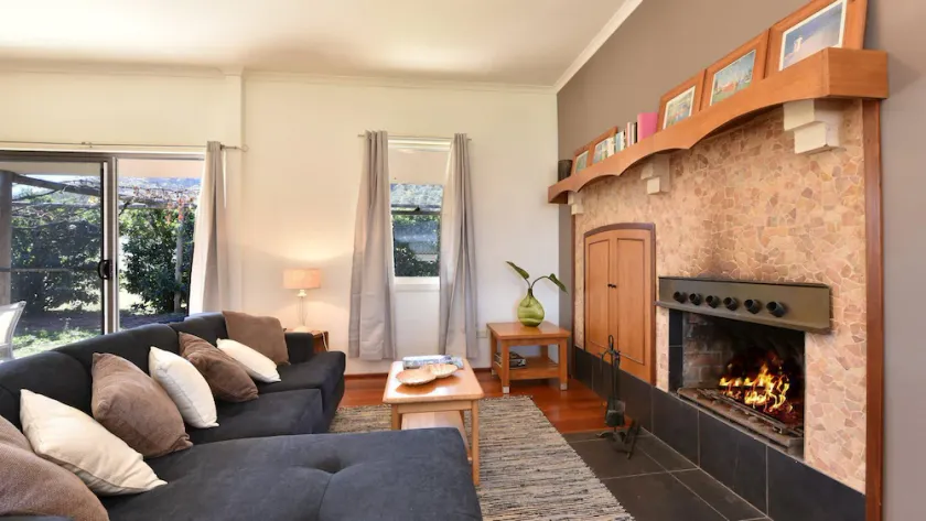 Somerville Wines Farmstay in Broke, super cute house on working farm. Walk for miles. - Image 1