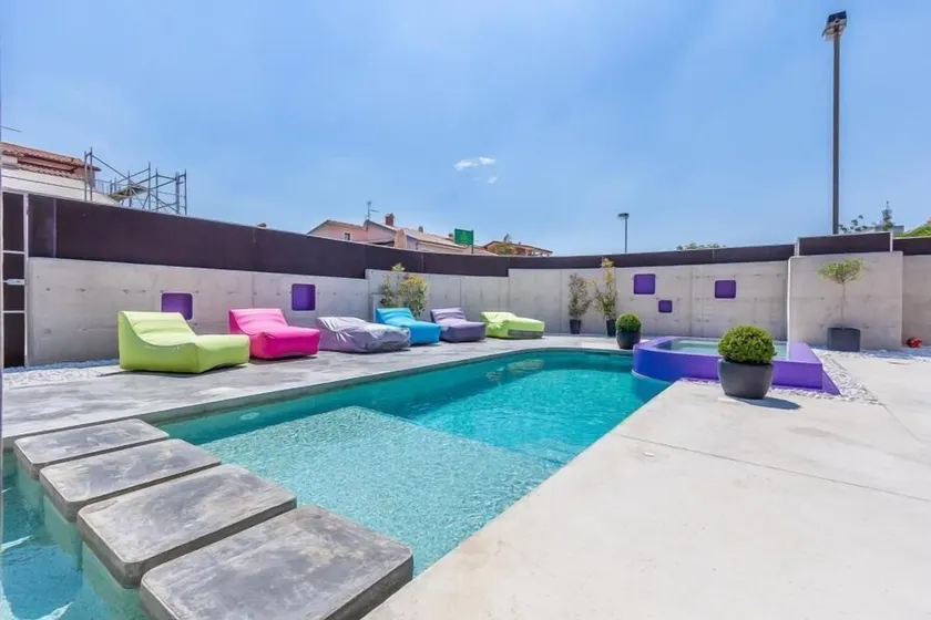 Byfinca med privat opvarmet pool, boblebad, bordfodbold, WiFi, aircondition, terrasse, grill og fitnessudstyr - Image 1