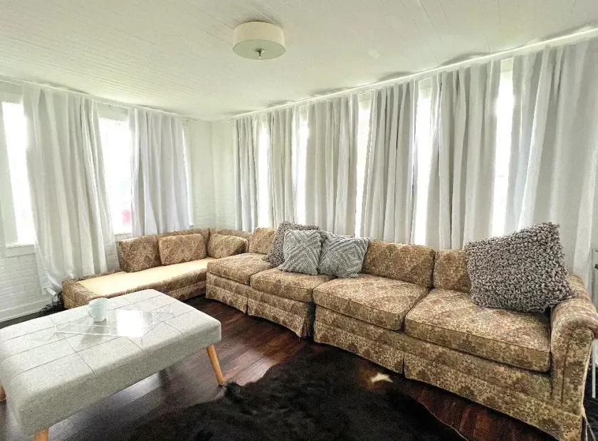 Cozy Cottage / One Block Away FromWater! - Image 1