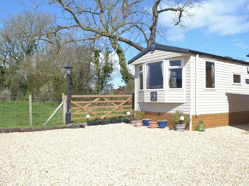 1 bedroom accommodation in Chard - Image 1