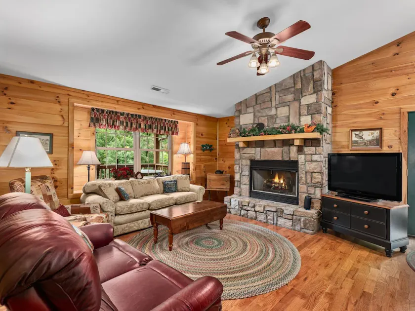 Secluded Six Bedroom Chestnut Lodge, walk to Downtown Weaverville - Image 1